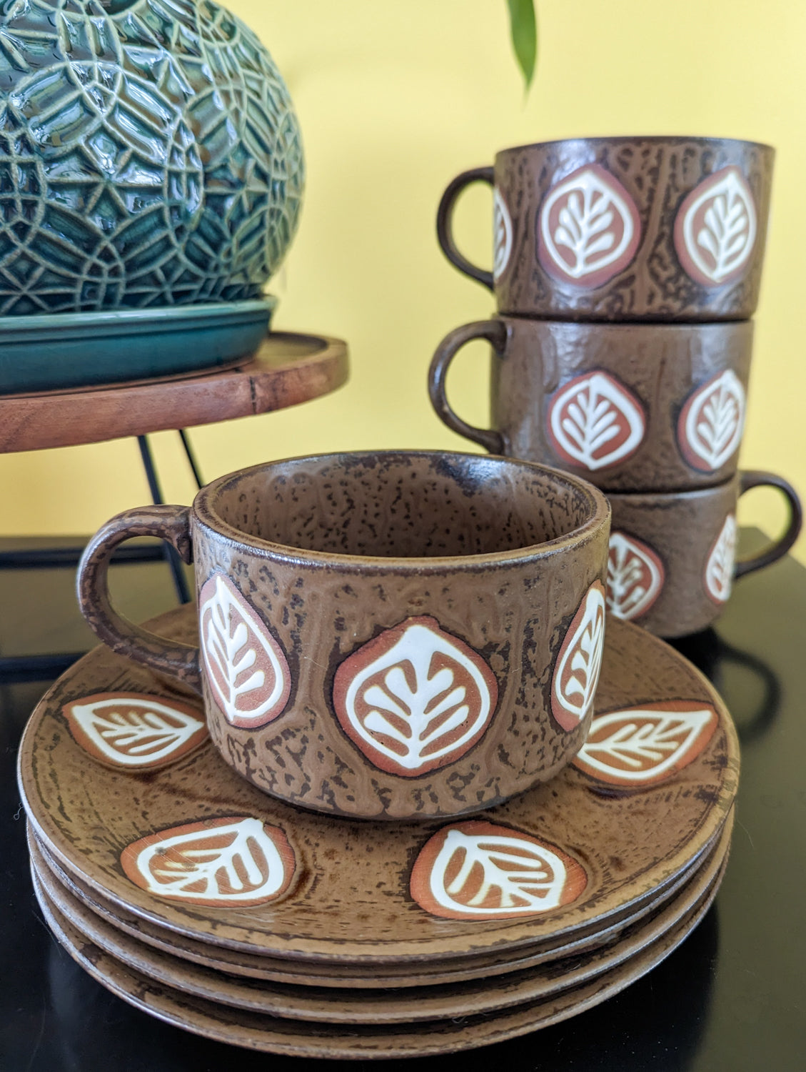 http://justdandies.co/cdn/shop/products/1514-enesco-stoneware-pottery-leaf-mug-saucer-set-4.jpg?v=1679358447