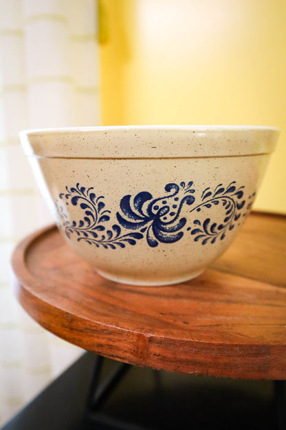 Home & Hearth Pyrex Mixing Bowls