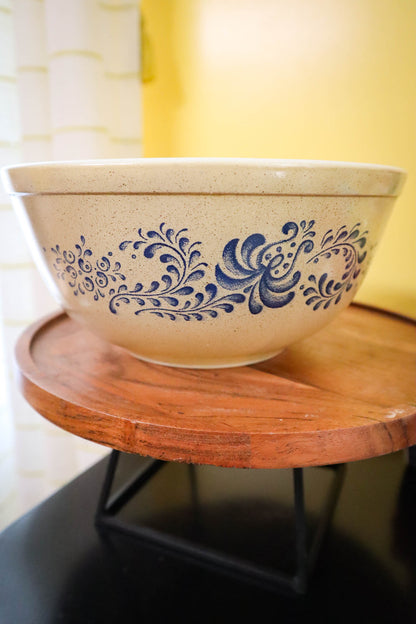 Home & Hearth Pyrex Mixing Bowls