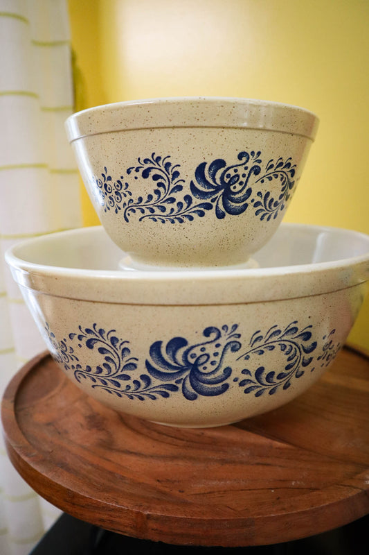 Home & Hearth Pyrex Mixing Bowls