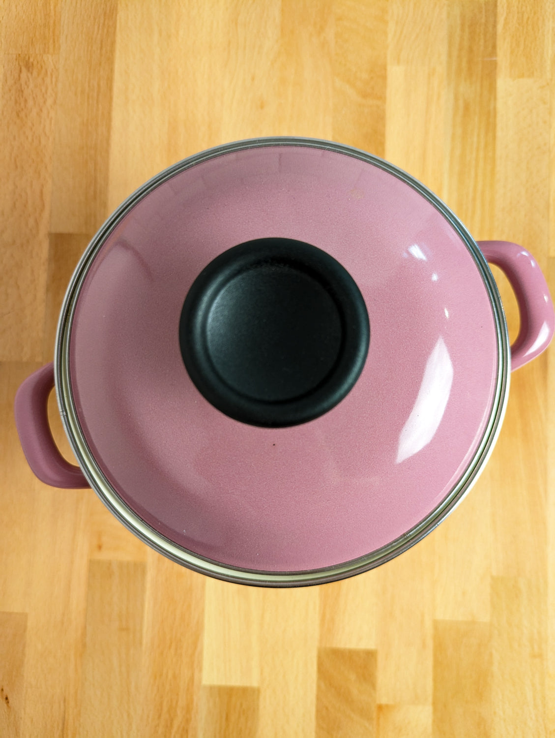 Chefs Atelier Enamel Steel Pot with Lid 2.9 qt. Pink Enamelware