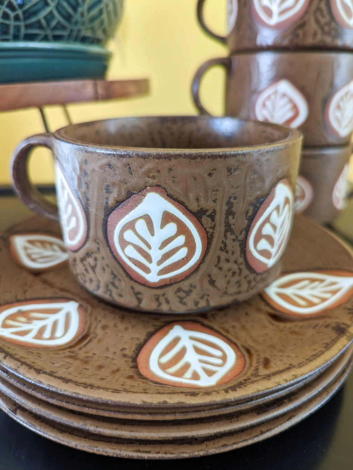 https://justdandies.co/cdn/shop/products/1514-enesco-stoneware-pottery-leaf-mug-saucer-set-1.jpg?v=1679358447&width=1445