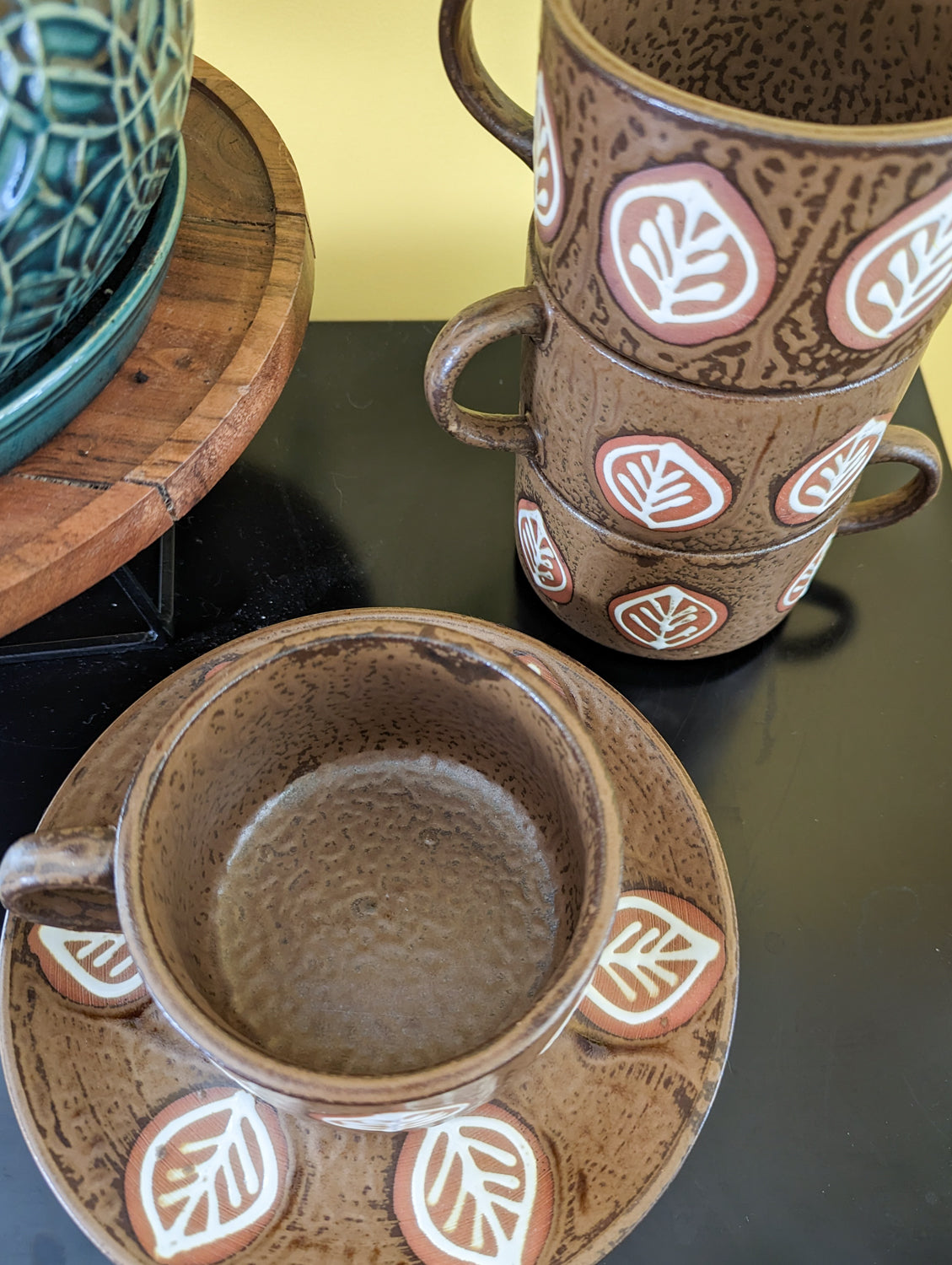 https://justdandies.co/cdn/shop/products/1514-enesco-stoneware-pottery-leaf-mug-saucer-set-3.jpg?v=1679358447&width=1445